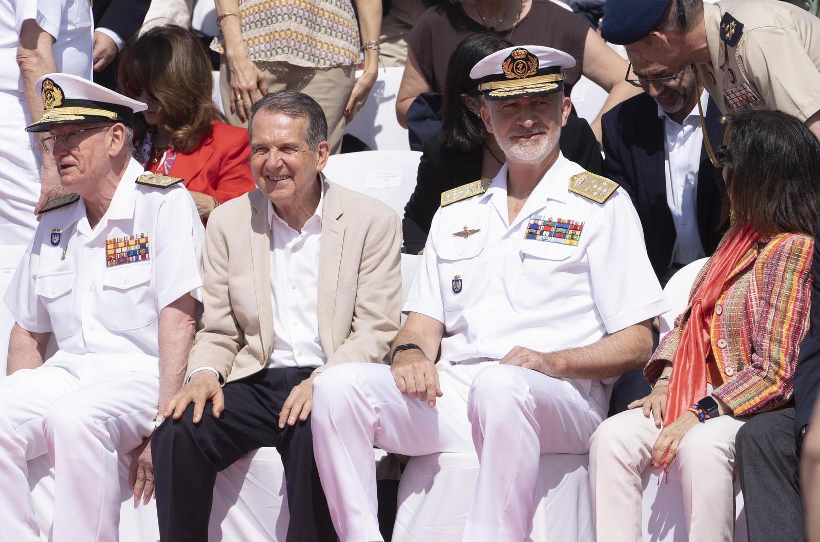 Galería | Felipe VI participa en la revista naval y presencia la exhibición de militares en Samil