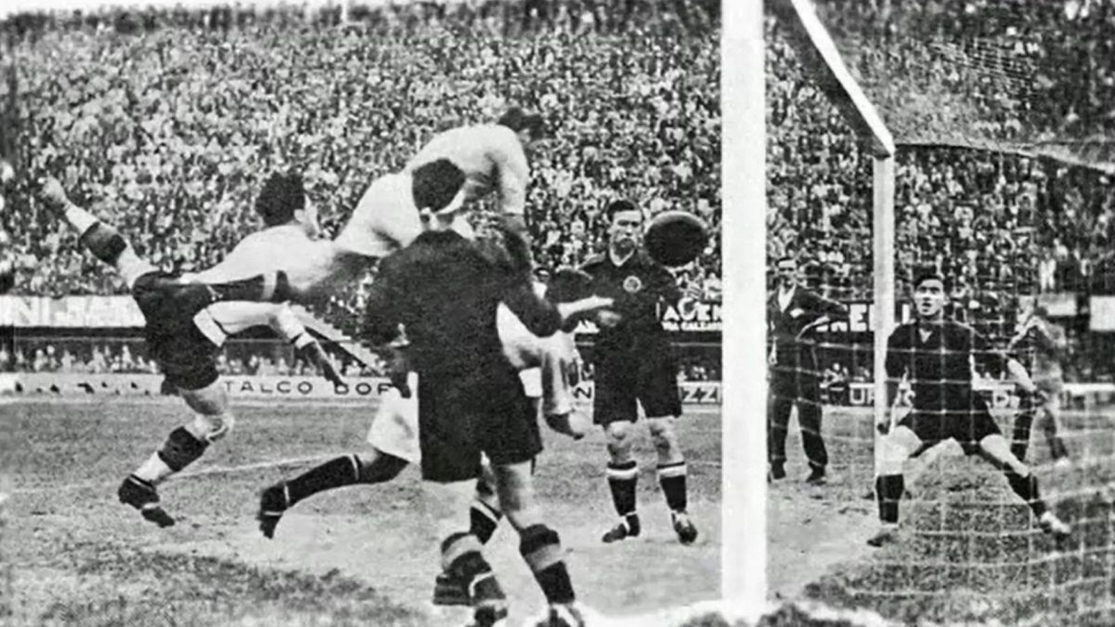 Imagen histórica del gol de Giuseppe Meazza en la segunda batalla contra España.