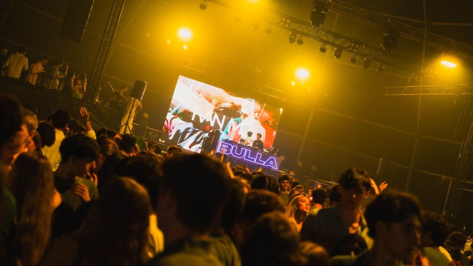 La cita de música electrónica Bulla!, paralela al festival Costa Feira, se despidió ayer de Sanxenxo con tres DJ invitados tras la mesa de mezclas.