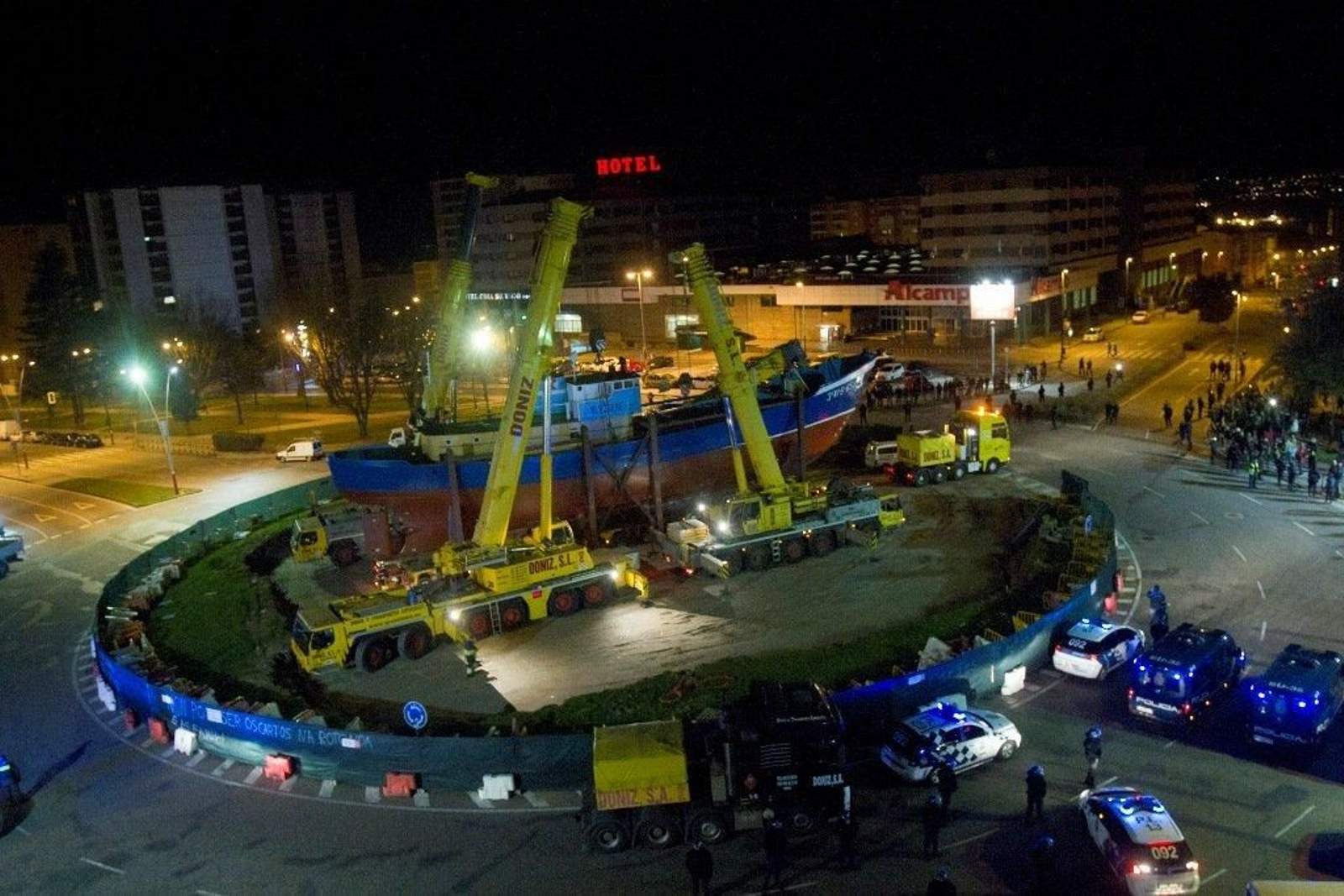 El barco, colocándose, ante un impresionante despliegue policial.