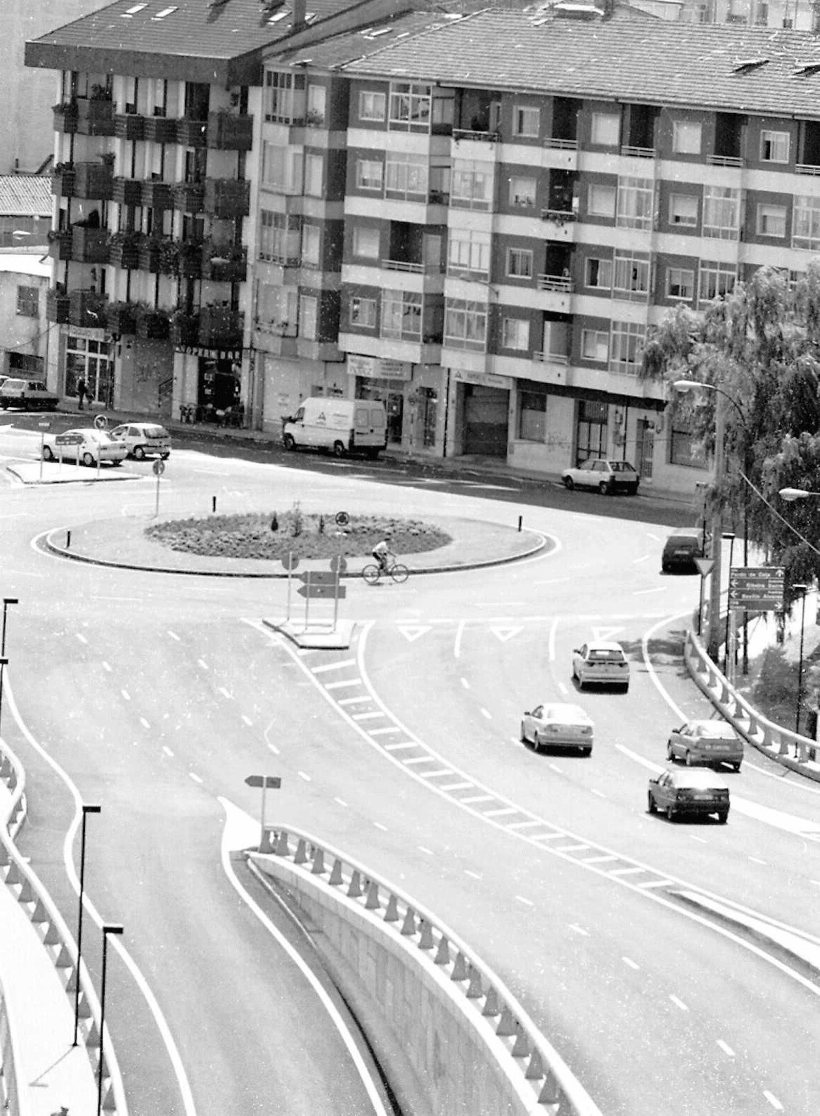 La construcción del emblemático Puente del Milenio hace 25 años cambiaba el skyline de Ourense, en fotos