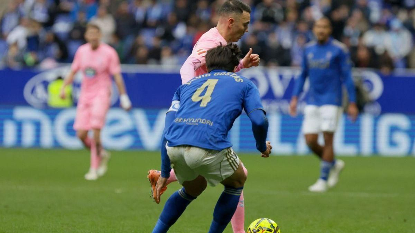 El ex céltico David Costas marca ayer a su ex compañero Iago Aspas.