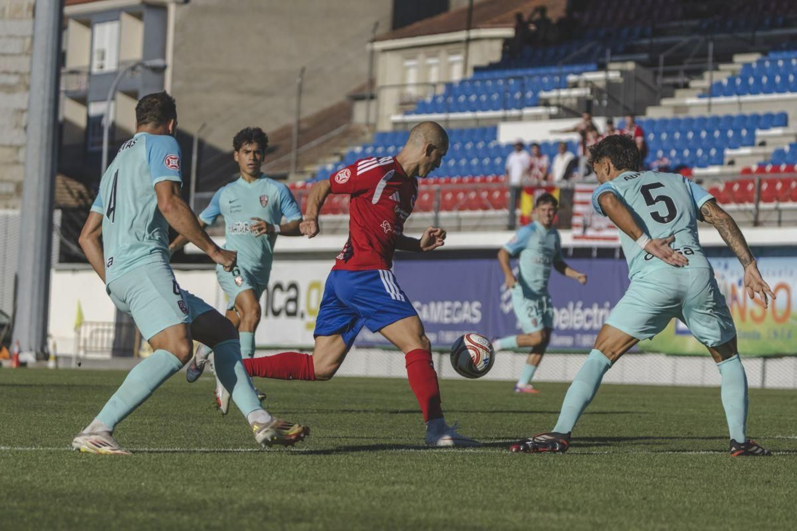 El atacante local Rufo trata de encontrar el hueco ante la defensa del equipo riojano.
