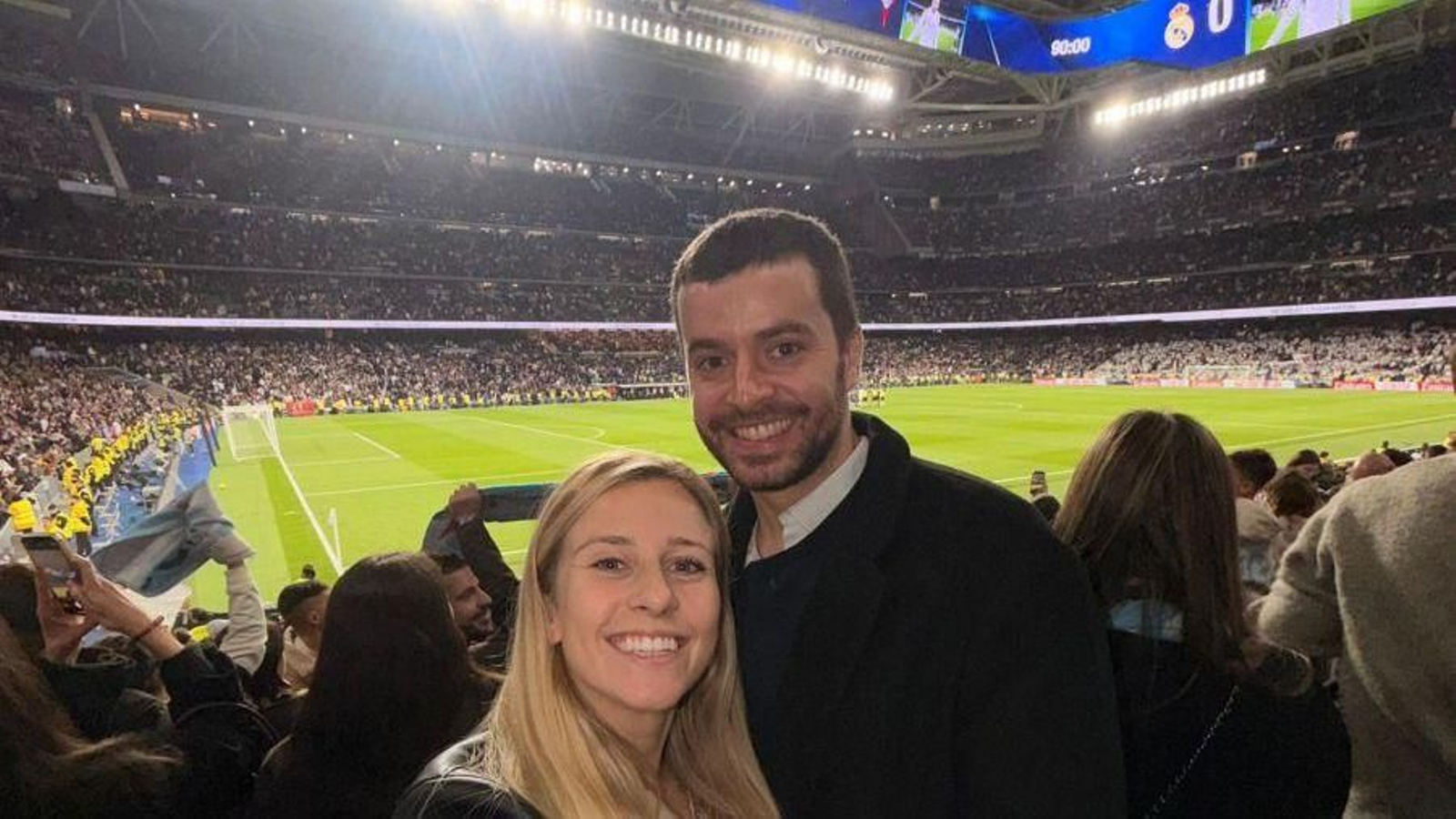 Desi Vila vio el partido junto a su pareja en el Santiago Bernabéu.
