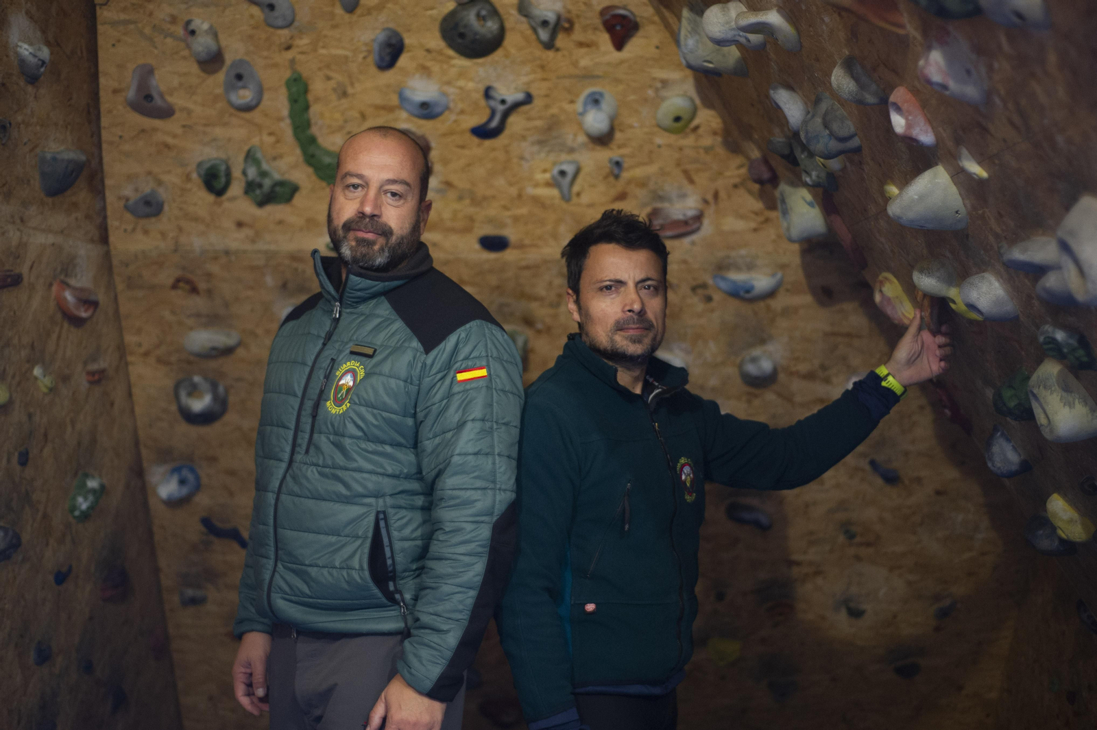 Fernando Posada y Jesús Blanco, en el rocódromo del cuartel de Pobra de Trives. (MARTIÑO PINAL)