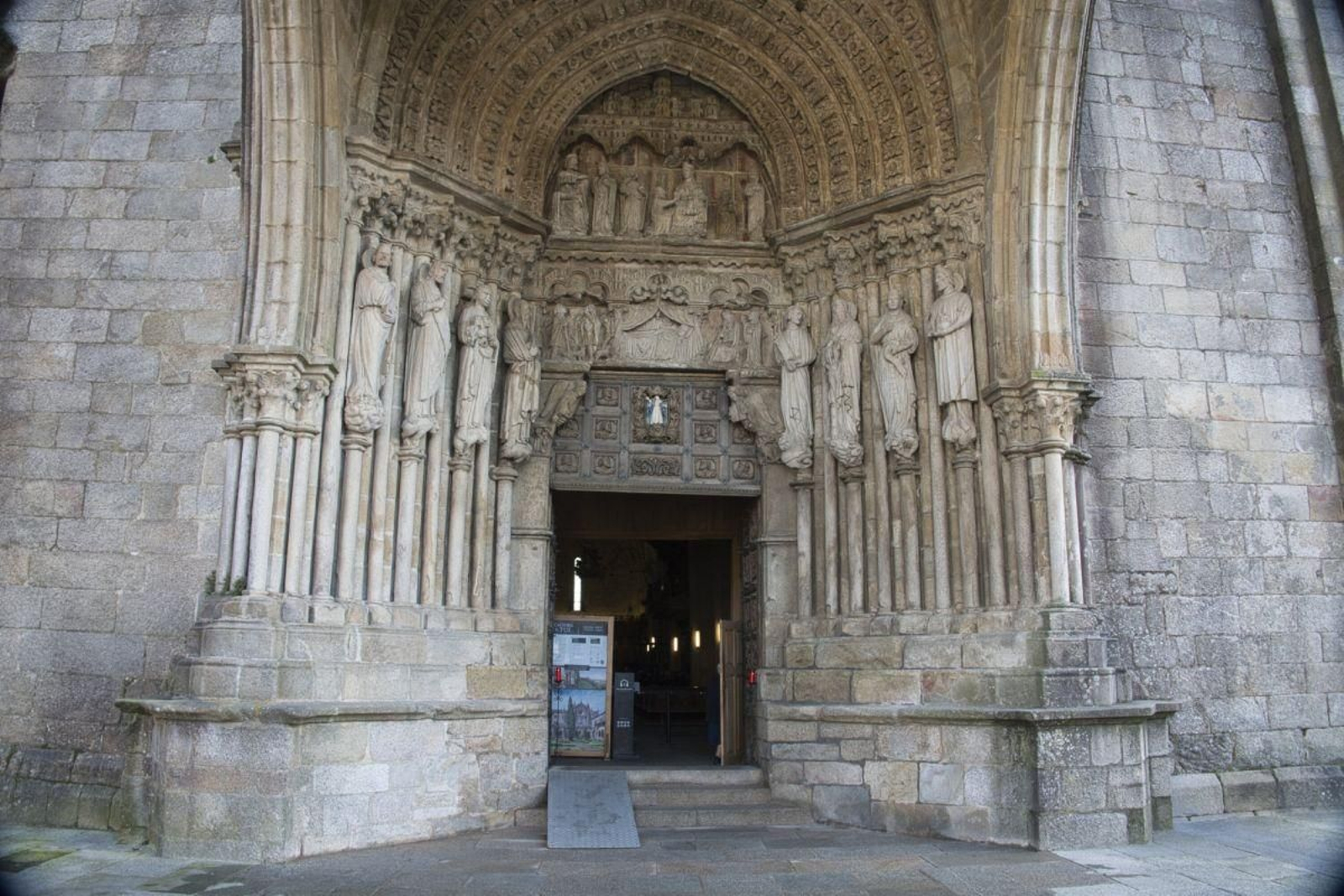 La Portada Occidental de la Catedral,  con elementos de varias épocas.