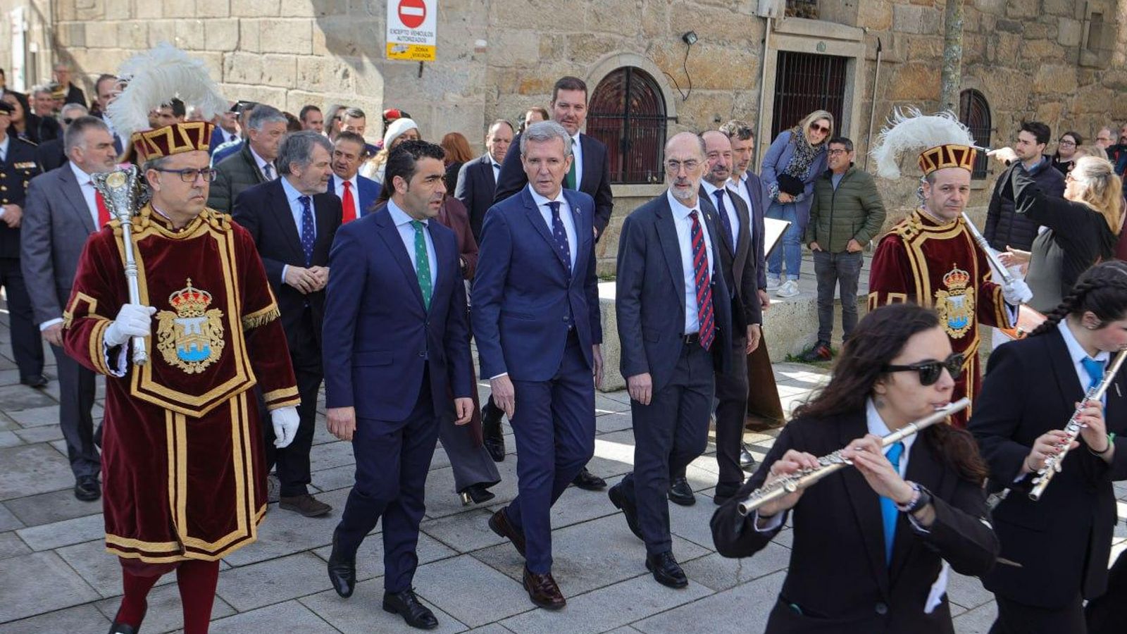 Presidente de la Diputación, de la Xunta y alcalde, a su llegada al acto institucional de los 533 años de La Arribada.