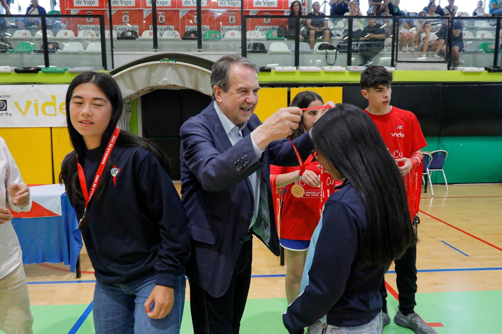 Abel Caballero haciendo entrega de las medallas.