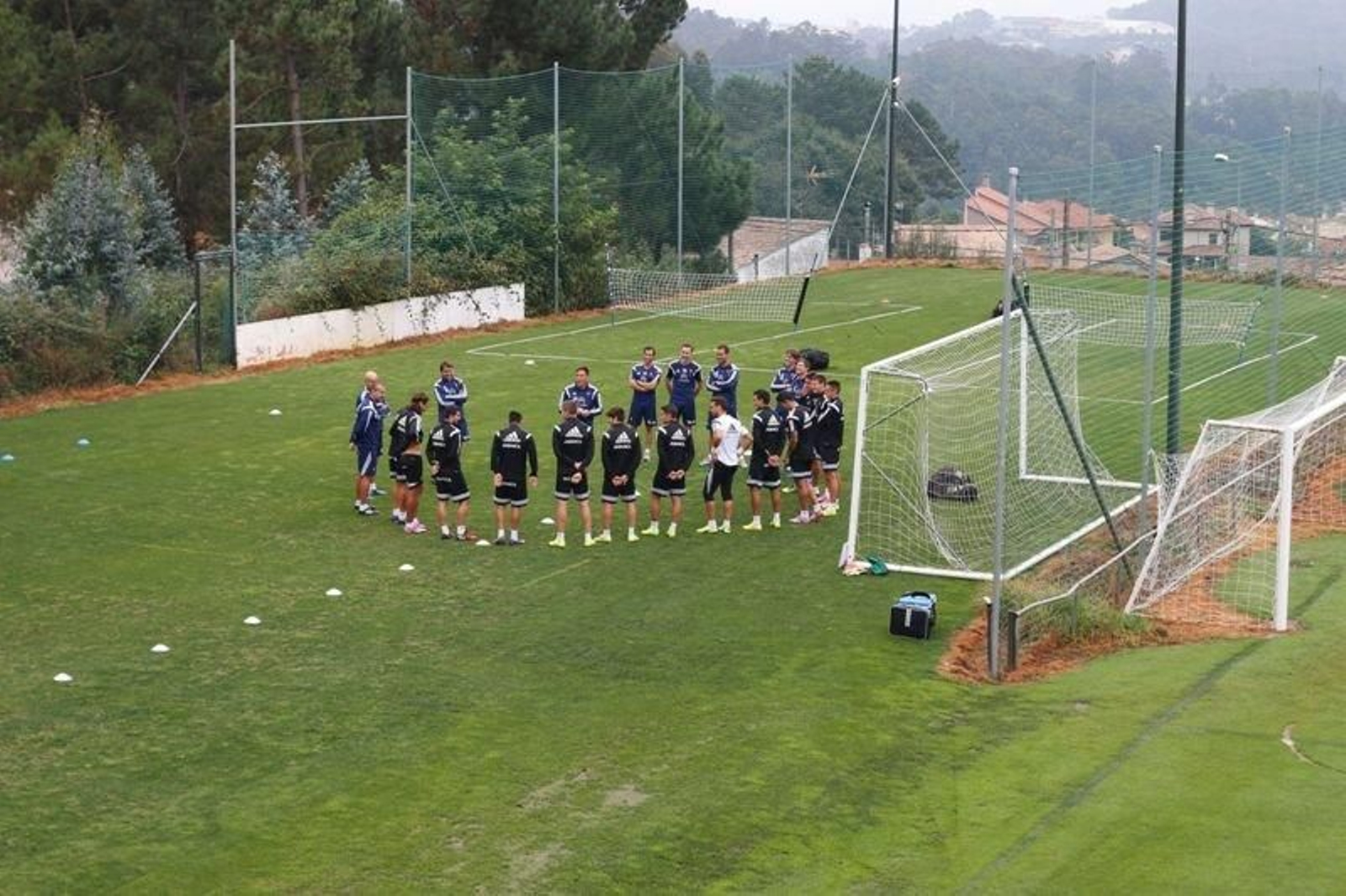 Suave entrenamiento en el campo adyacente al del filial