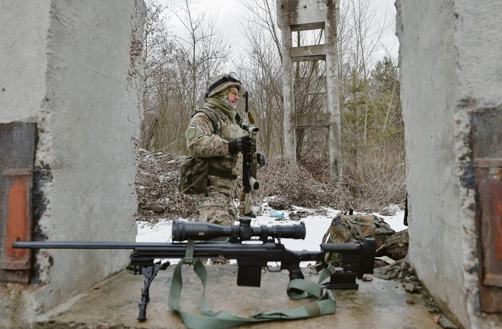 Un militar ucraniano, en la frontera con Rusia.