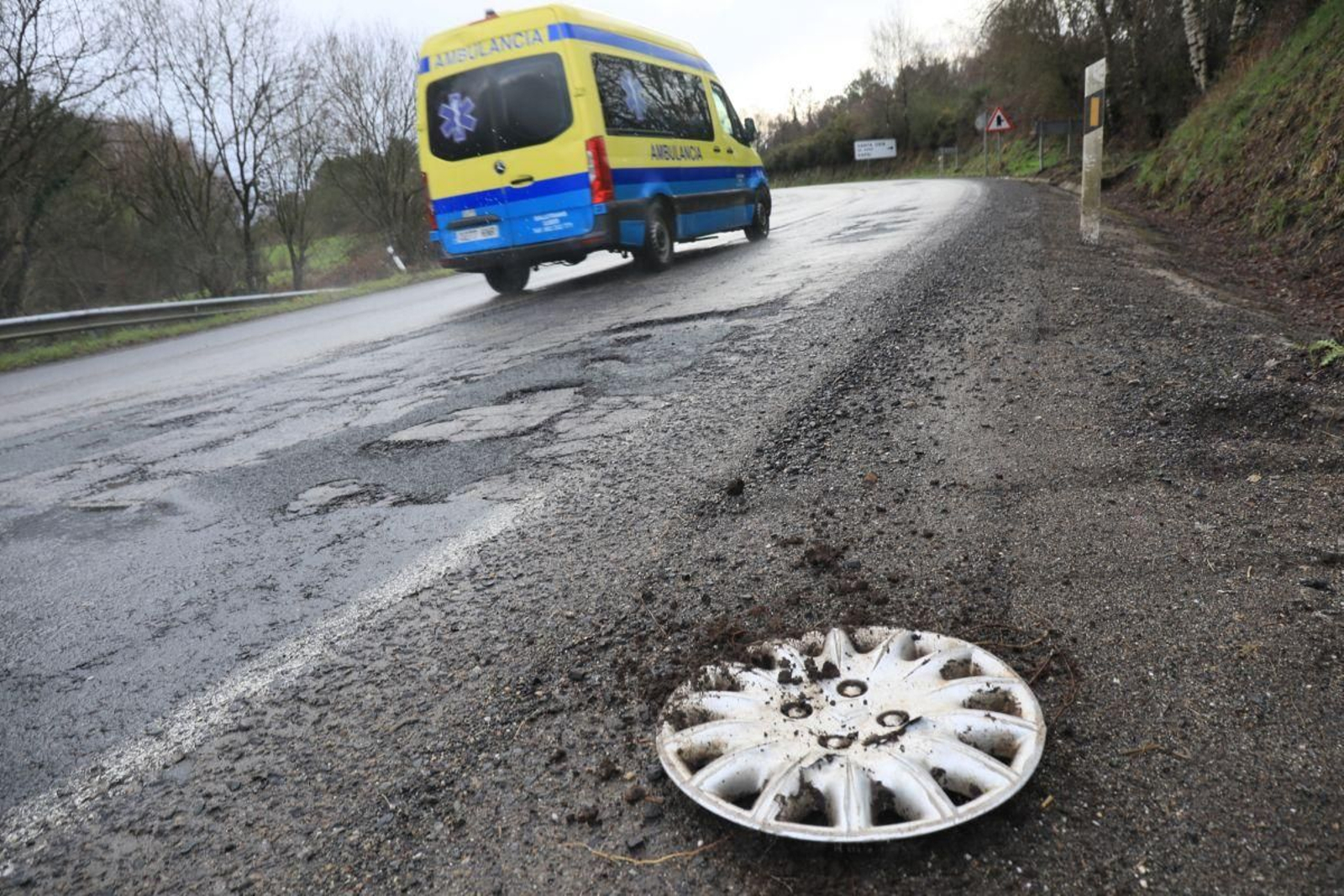La llanta de un vehículo en el margen de la carretera N-540.
