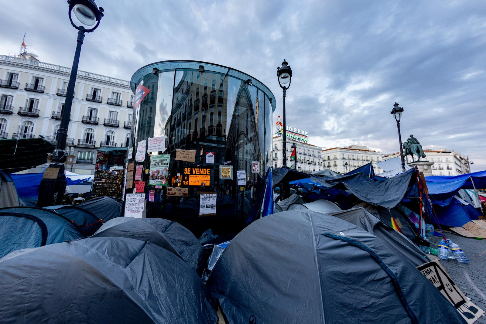 Galería | La acampada de Sol por una vivienda digna se sigue extendiendo y los congregados insisten en esta medida de presión