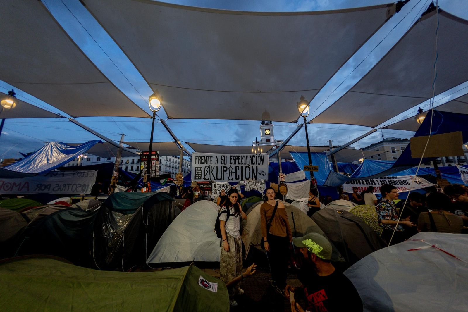 Galería | La acampada de Sol por una vivienda digna se sigue extendiendo y los congregados insisten en esta medida de presión