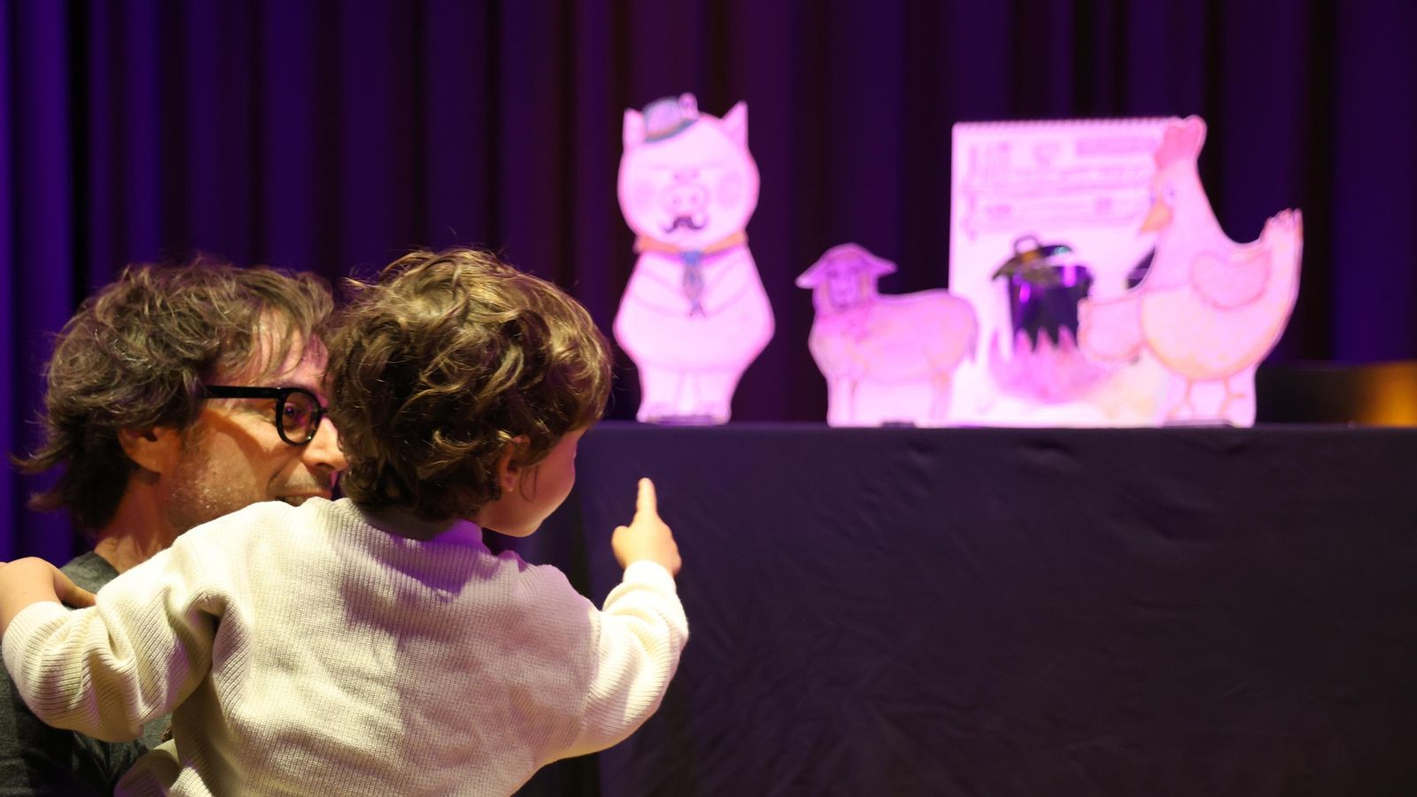 Un niño observa uno de los decorados