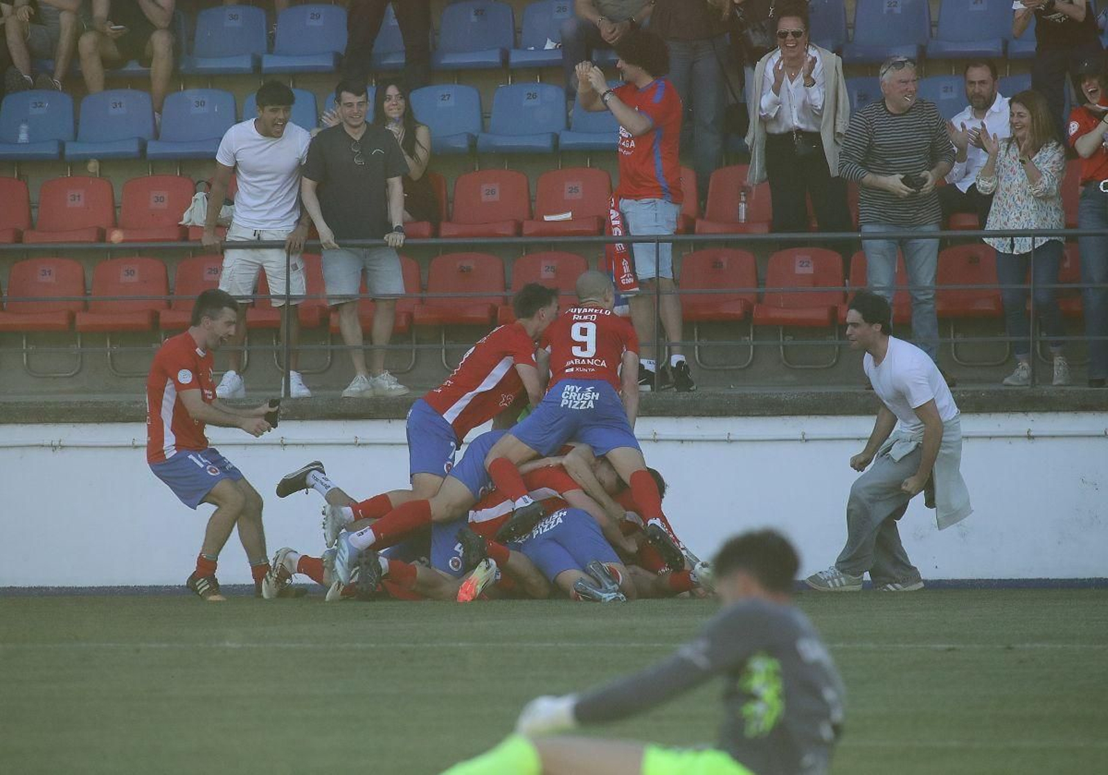 Los jugadores de la UD Ourense celebran el tanto del triunfo de Osián en O Couto.