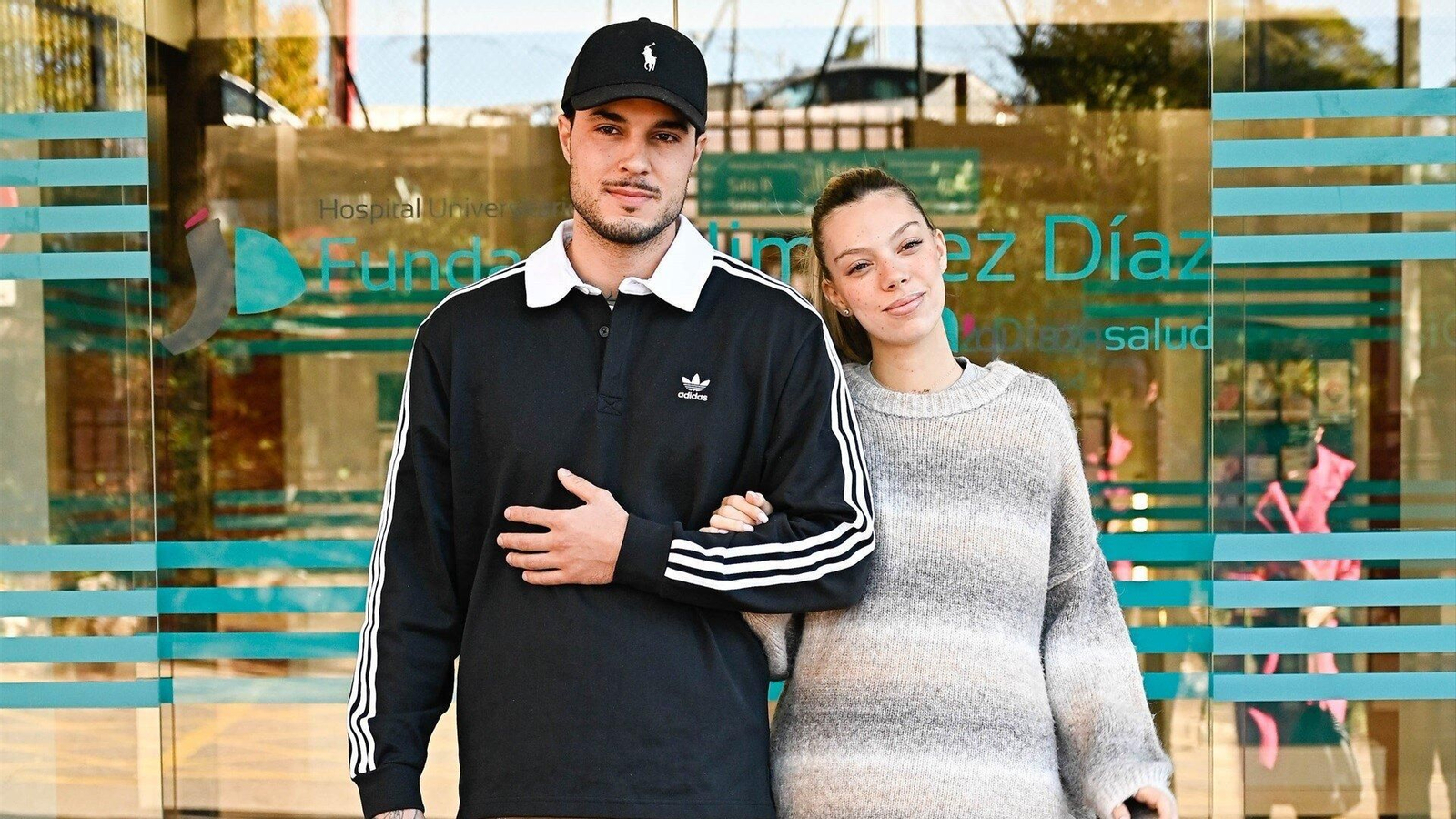 Carlo Costanzia y Alejandra Rubio posan para los medios en la Fundación Jiménez Díaz tras el nacimiento de su primer hijo Carlo. // EP