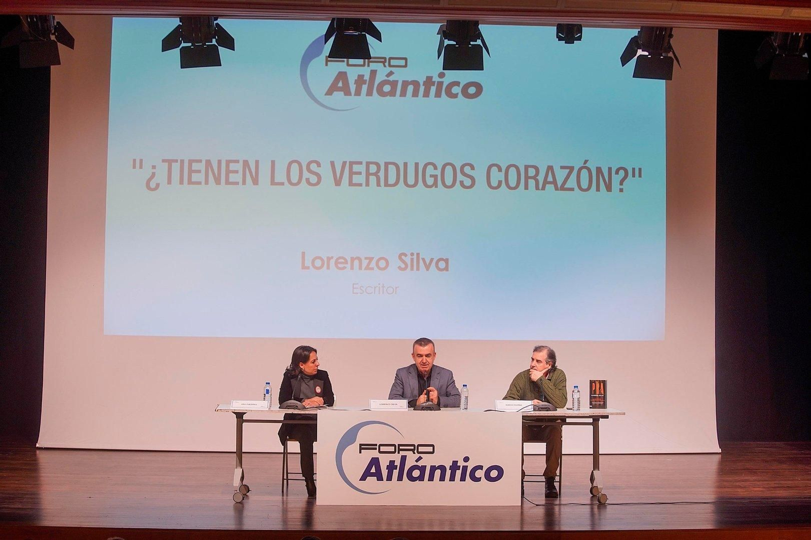 Lorenzo Silva junto a Ana Fuentes, redactora jefe de Atlántico y Xurxo Patiño, de Librouro, en el Foro Atlántico.