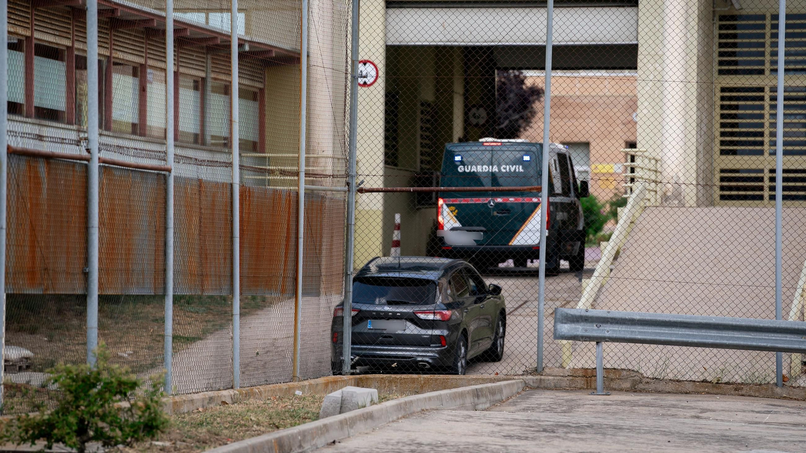El furgón policial en el que va el exsecretario de organización del PSOE Santos Cerdán a su llegada a la cárcel de Soto del Real después de que el Tribunal Supremo ordenara prisión preventiva y sin fianza