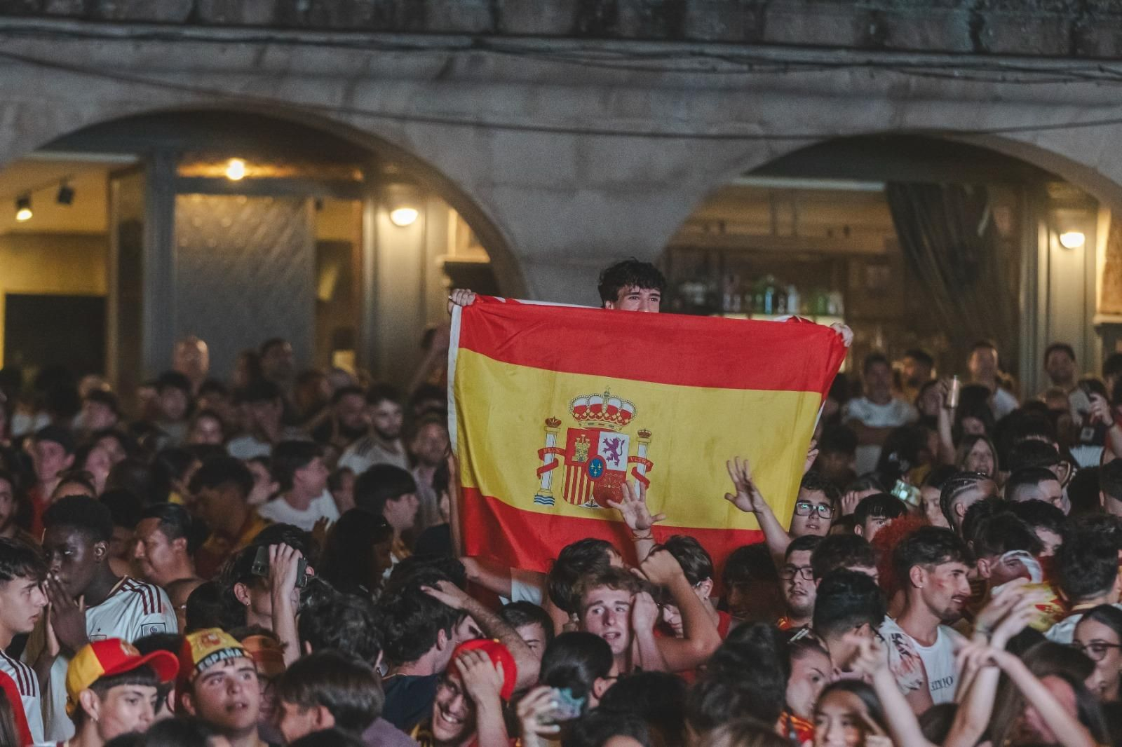 Galería | La ilusión por España en la semifinal tiñe de rojo la provincia de Ourense, en fotos