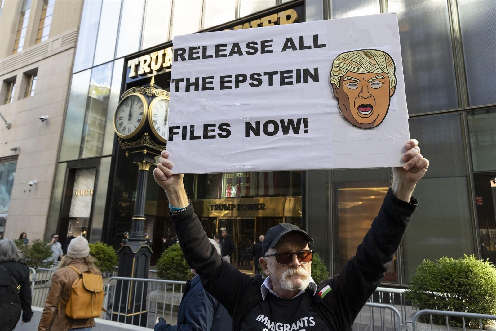 Manifestante reclamando la desclasificación de los archivos de Epstein