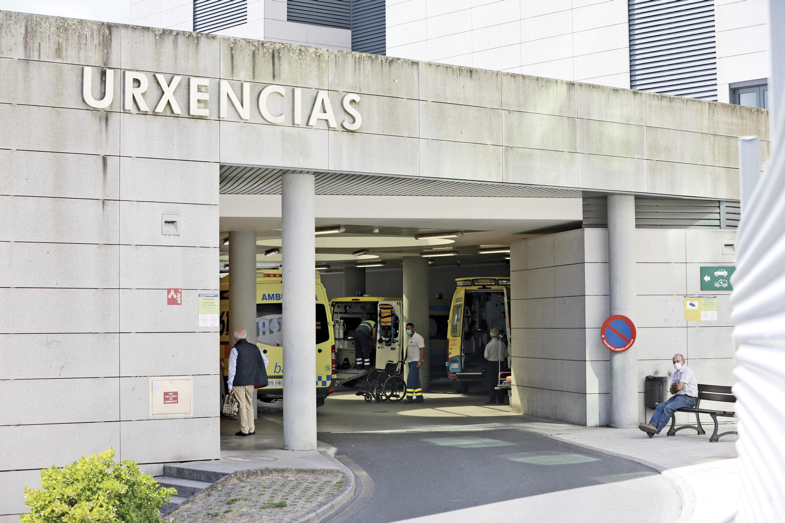 Imagen de la entrada de las ambulancias al servicio de Urgencias en el CHUO. (FOTO: José Paz)