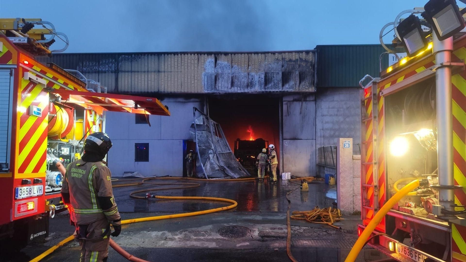 Controlado un incendio en San Cibrao das Viñas (Ourense) que afectó a una nave de transportes.