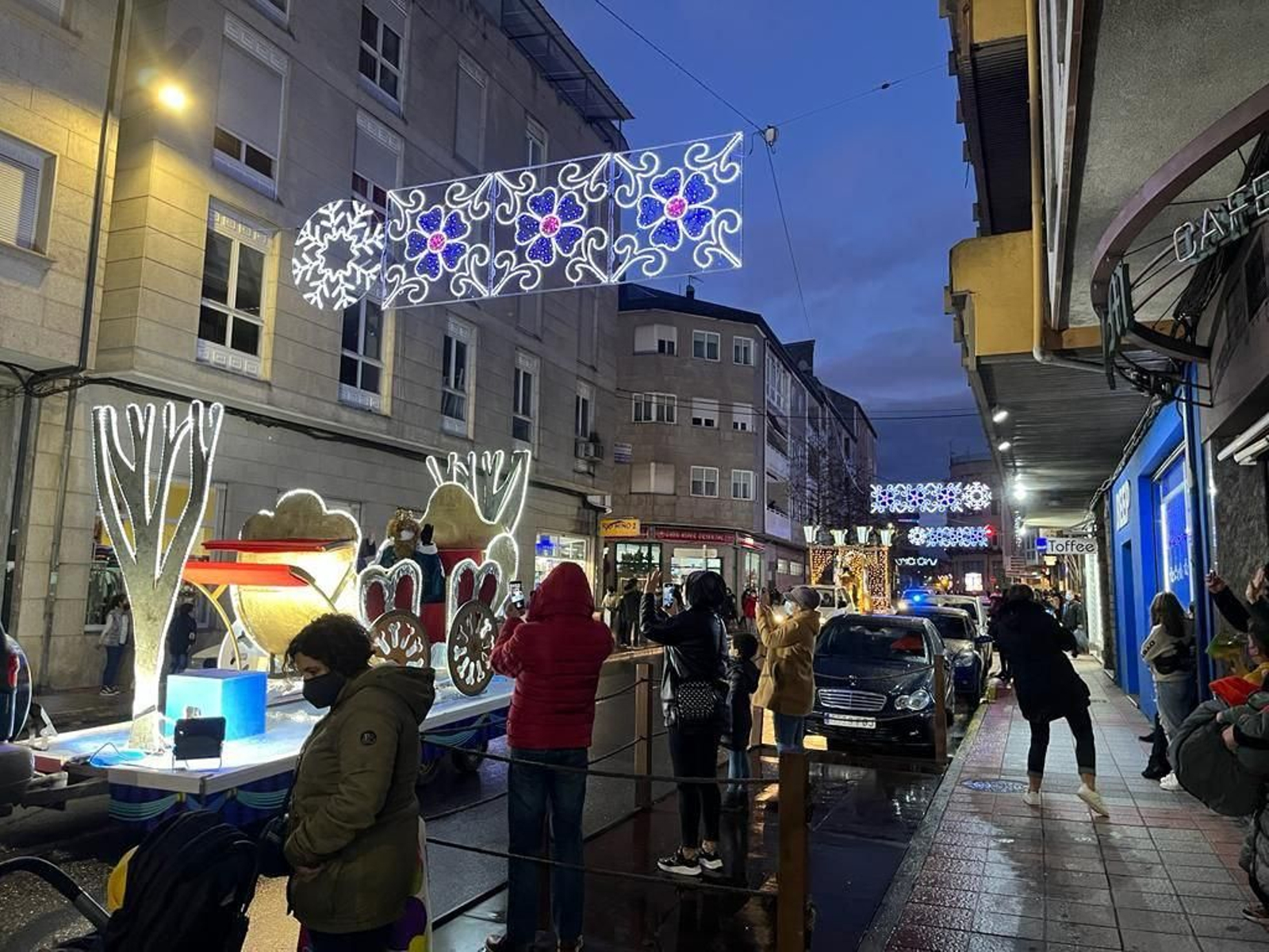 VERÍN.  Fantasía y luz en las carrozas de Verín. // C. Caneiro