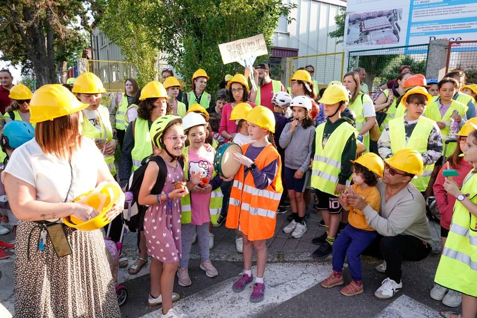 Alumnos y profesores protestaron ayer enfrente al CEP Celso Emilio Ferreiro con cascos de seguridad por el mal estado del tejado