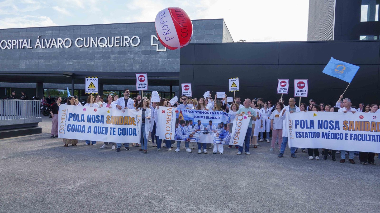 Protesta de médicos en el Hospital Álvaro Cunqueiro.