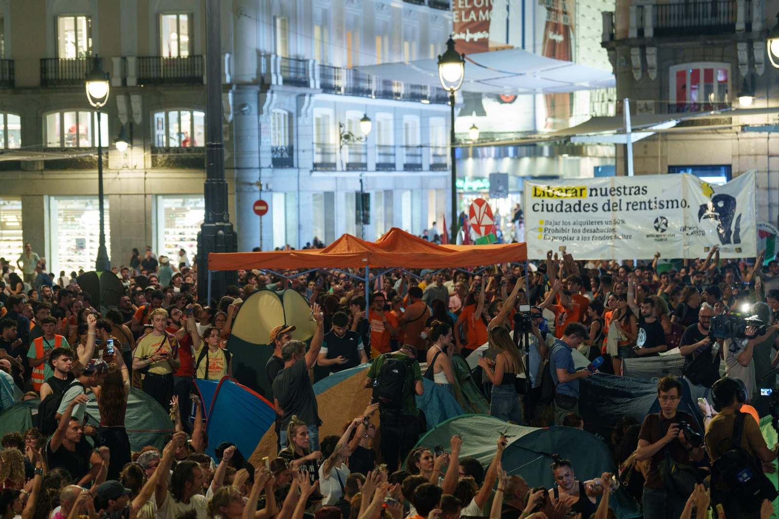 EuropaPress_7803054_centenares_personas_comienzan_acampada_improvisada_puerta_sol_manifestacion
