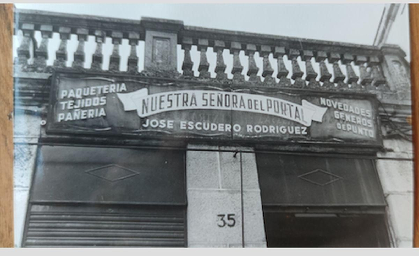 El señor Escudero de Ribadavia aprovechaba el cartel para publicitar sus artículos.