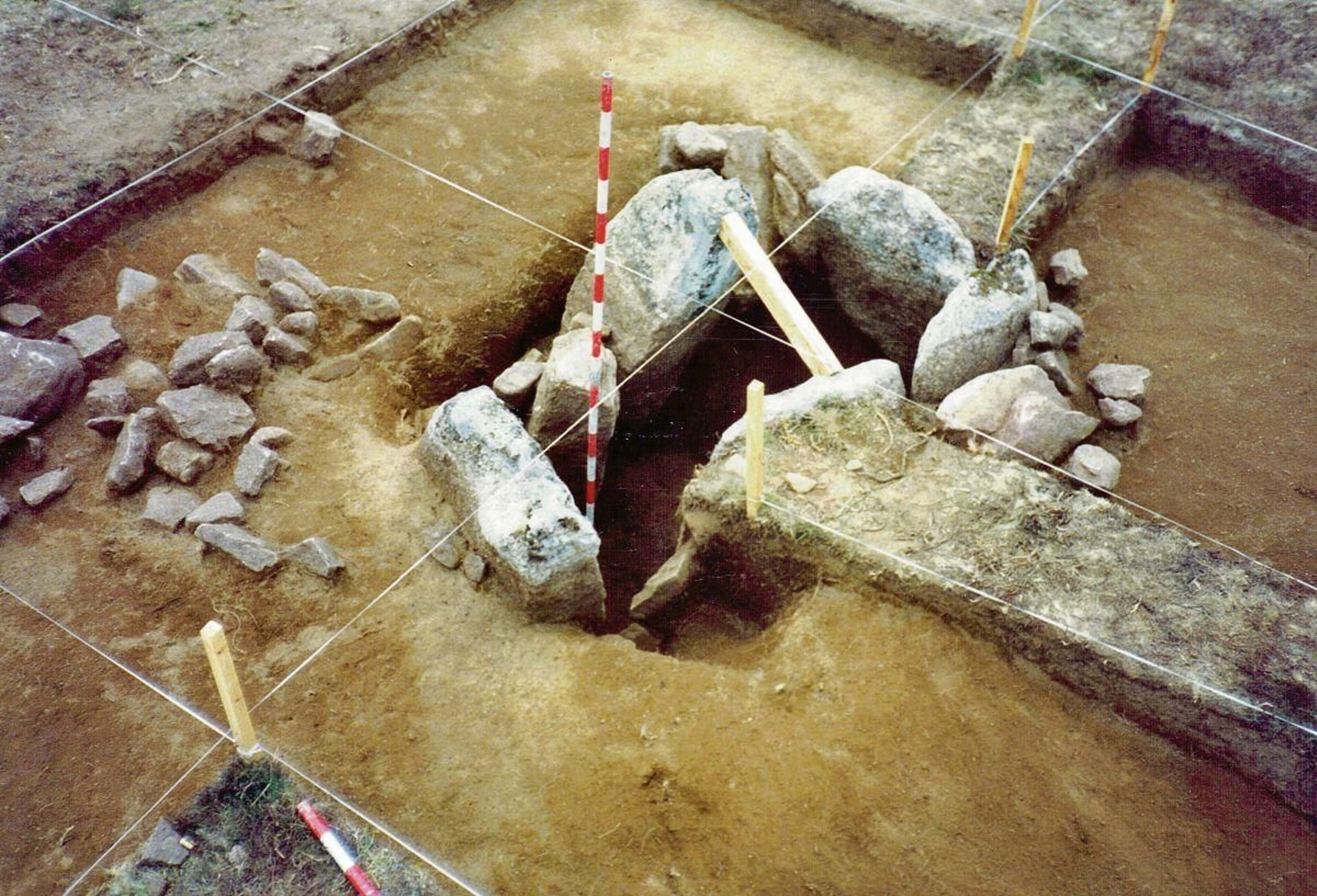 Escavación de Eguileta nun dolmen do Val de Salas (Muíños), en 1990.
