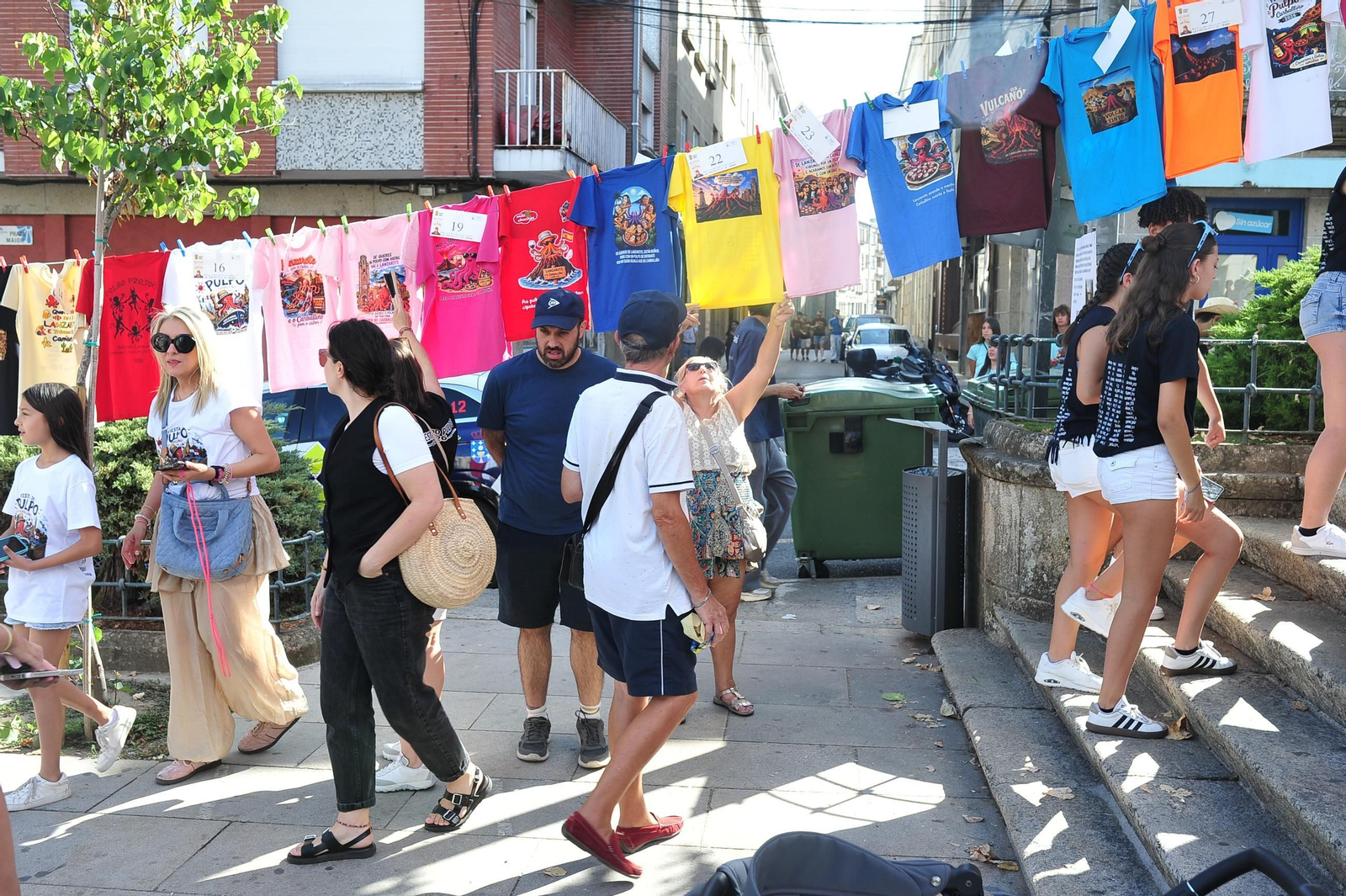 Galería | Las peñas llenaron de color e ingenio la villa carballiñesa