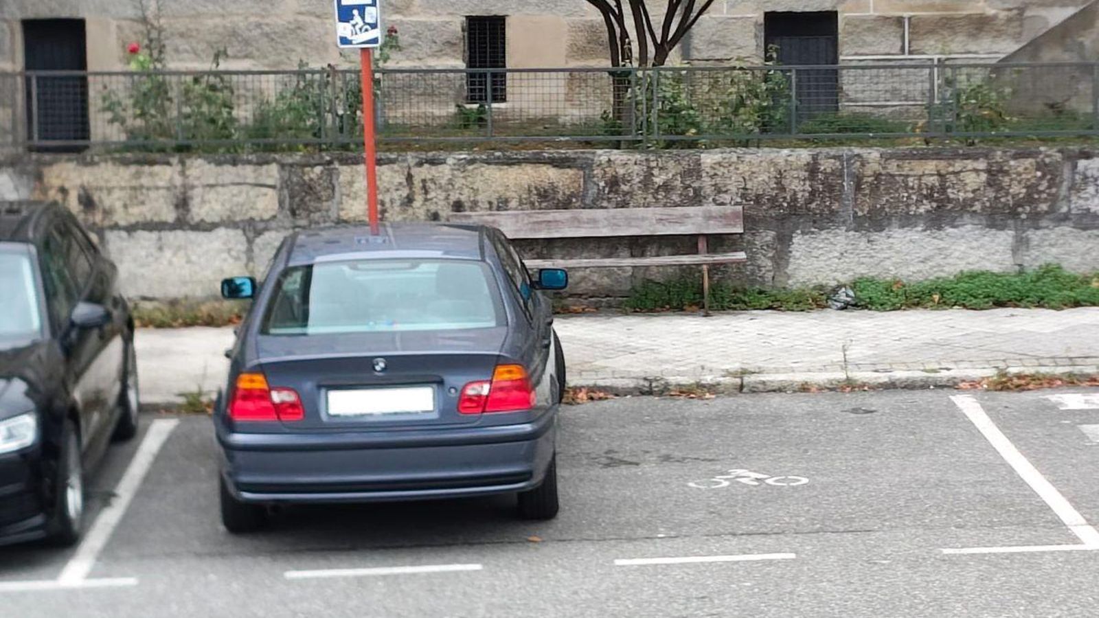 Aparcado en zona prohíbida.