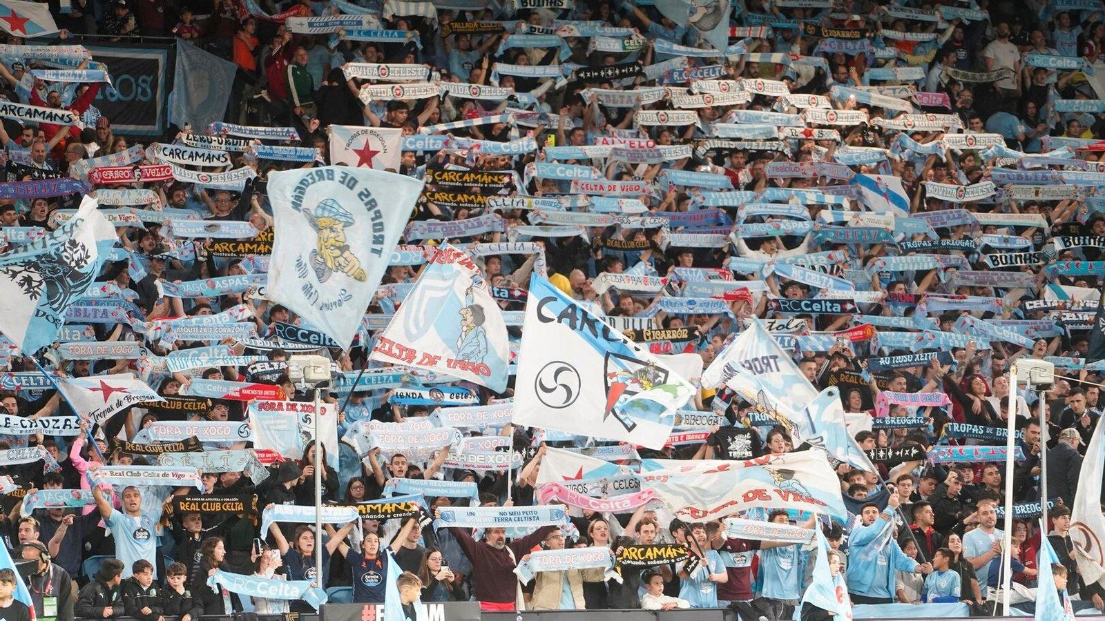 La grada de animación estuvo ayer muy bien acompañada.