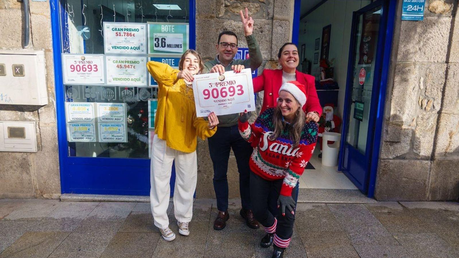 Antonio y las trabajadoras de la administración celebran el tercer premio