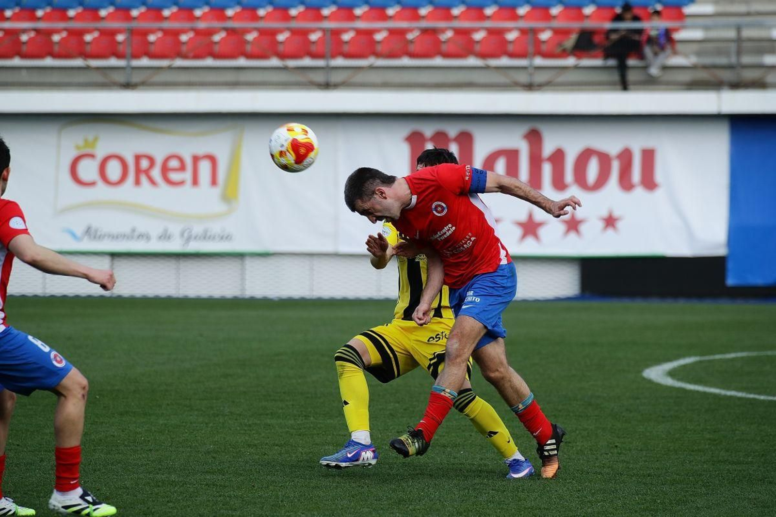 El rojillo Champi, autor de un gol, despeja el balón durante el encuentro en O Couto.