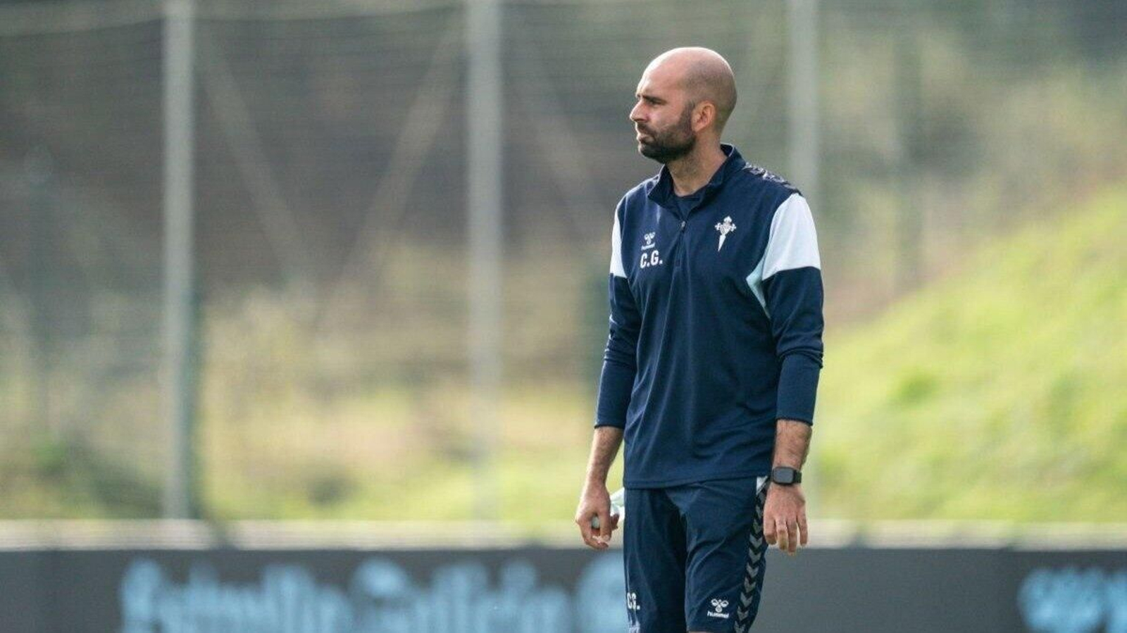 El técnico porriñés Claudio Giráldez sigue el entrenamiento de ayer en la ciudad deportiva de Mos.