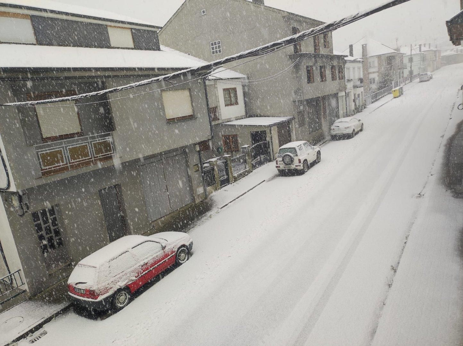 San Xoán de Río bajo el mando blanco de la nieve.