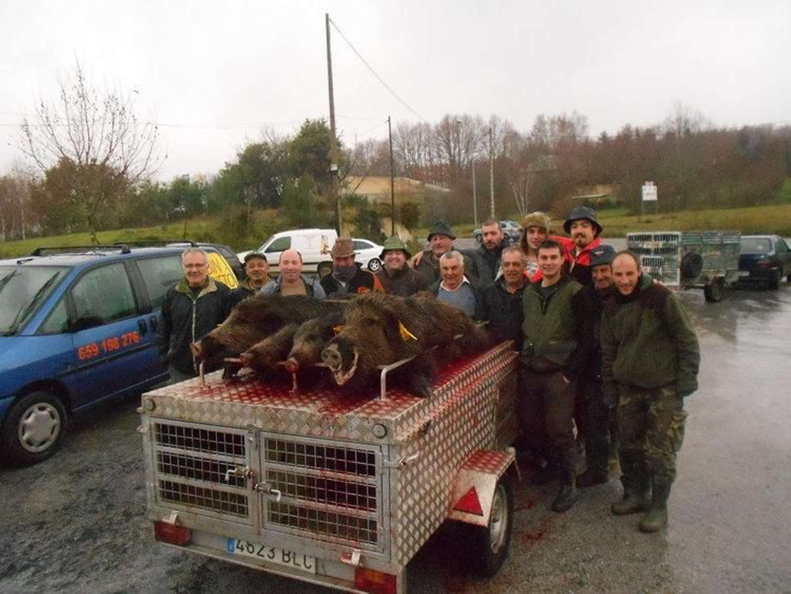 Un grupo de cazadores con jabalíes posa en una imagen de archivo con jabalíes muertos en una batida.