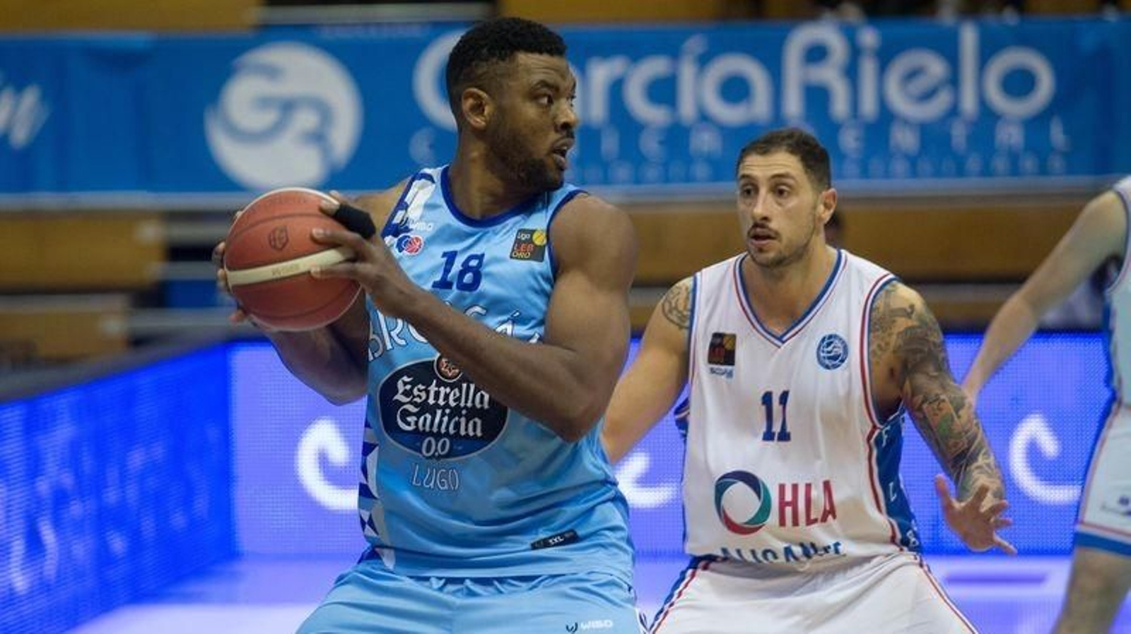 Seydou Aboubacar con el balón (FEB)