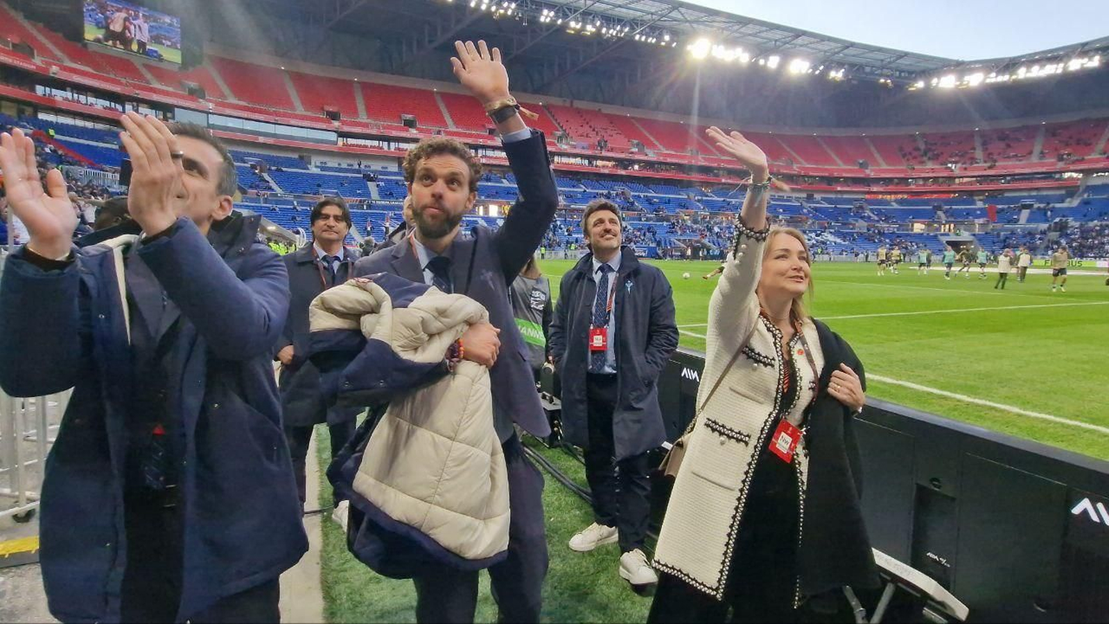 Varios miembros del Celta saludan a los aficionados celestes.