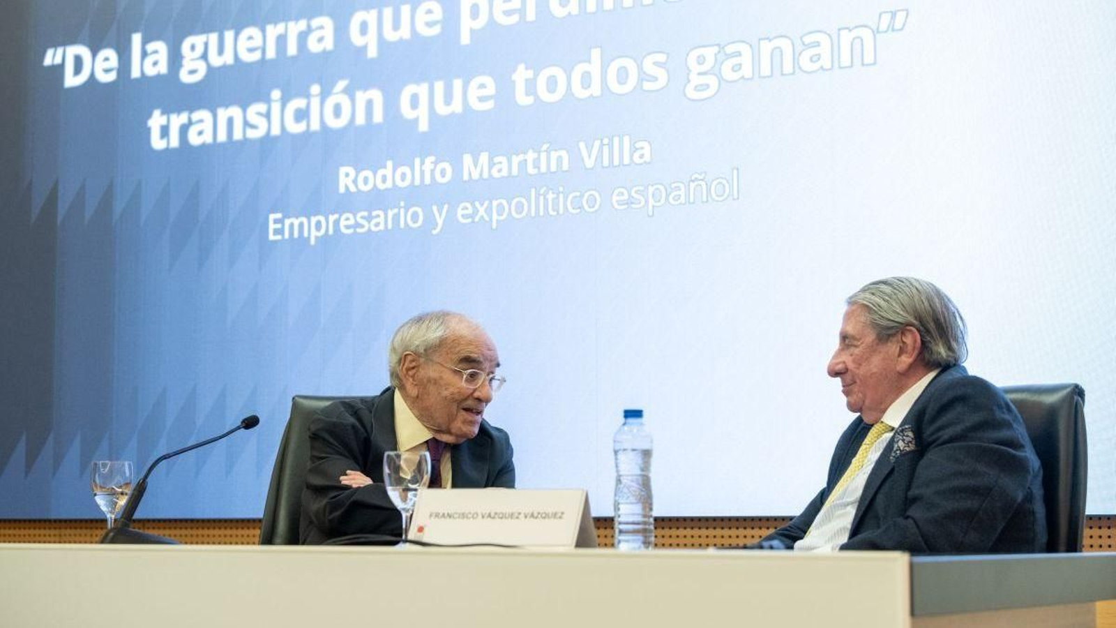 Martín Villa y Francisco Vázquez en el Foro La Región del pasado jueves.