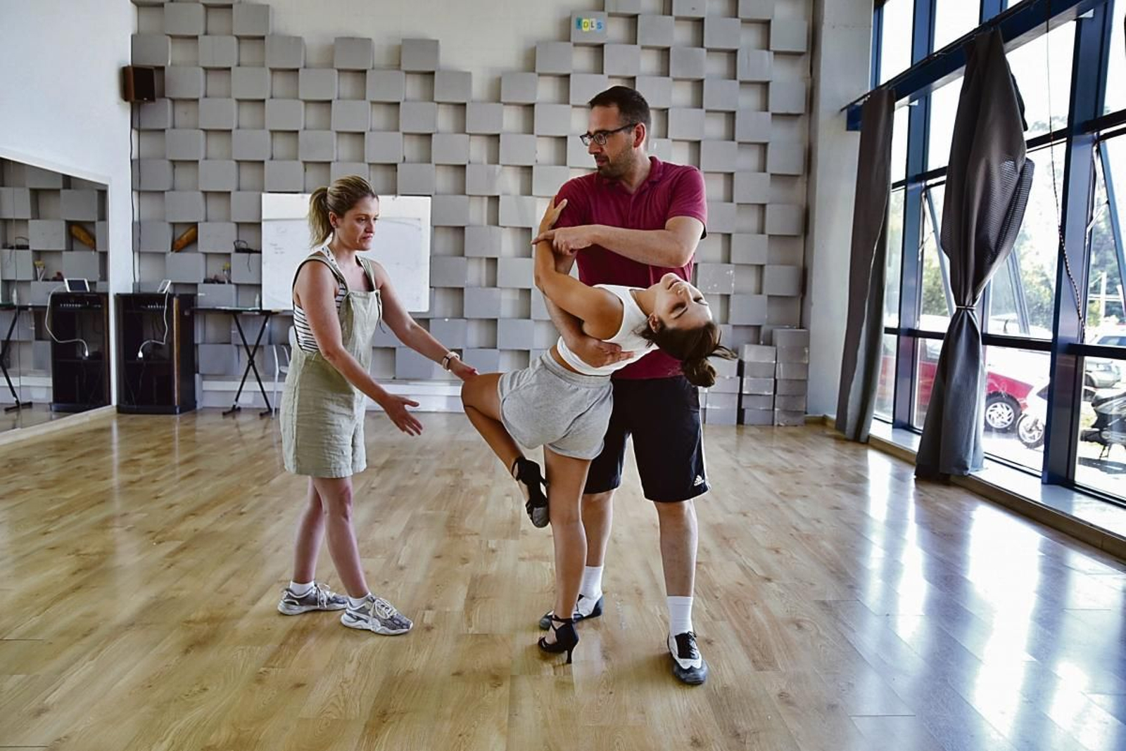 Los profesores del Instituto de la Salsa destacan la importancia de que los novios realicen clases presenciales para poder corregir posturas.