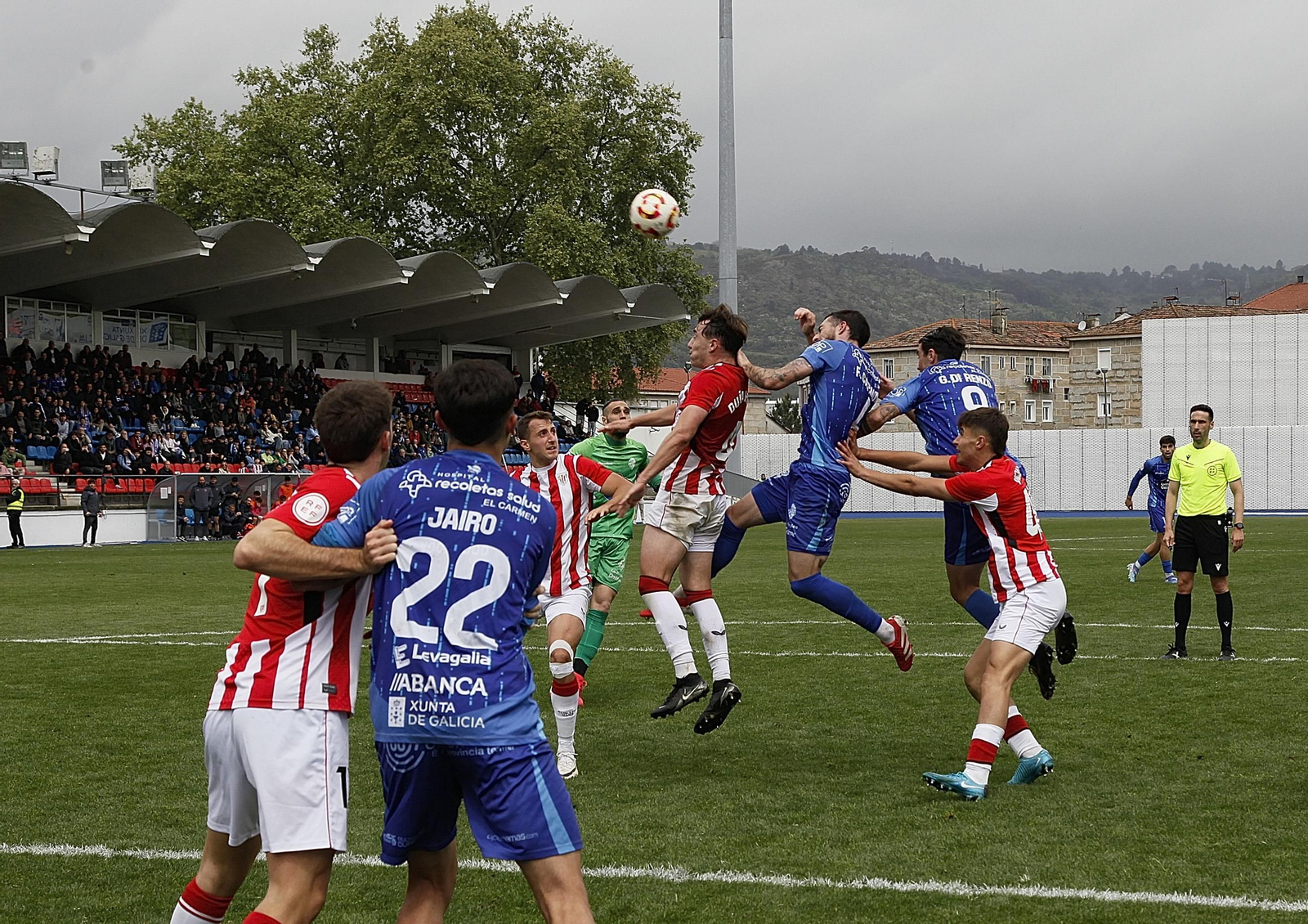Galería | El Ourense CF sumó su primera derrota en el fortín de O Couto