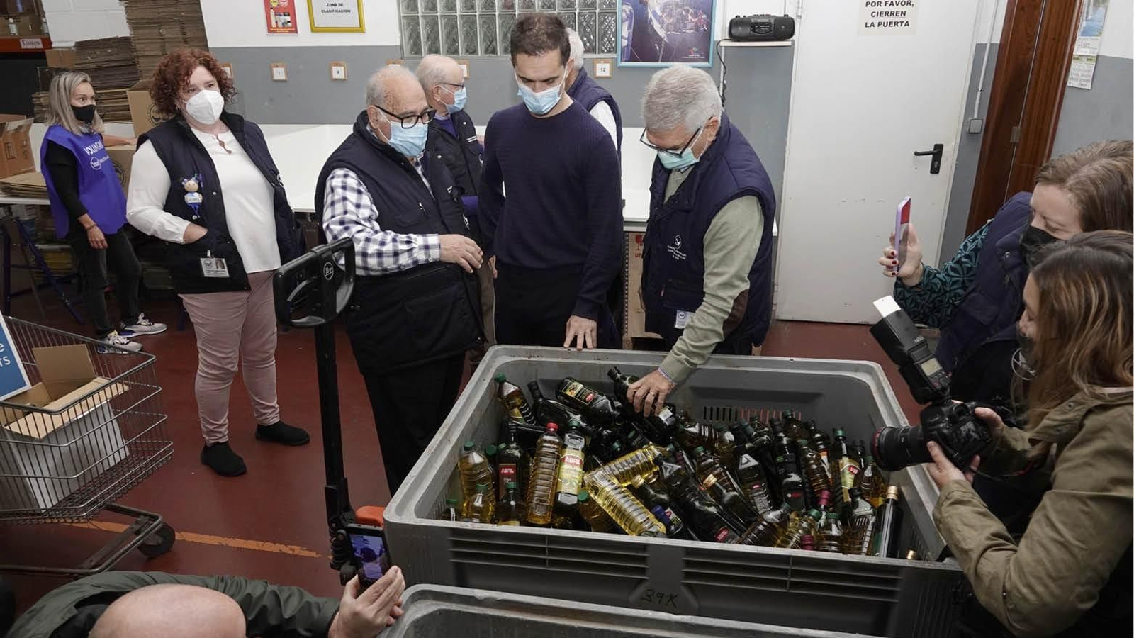 Pedro Alonso durante la visita a las instalaciones del Banco de Alimentos.