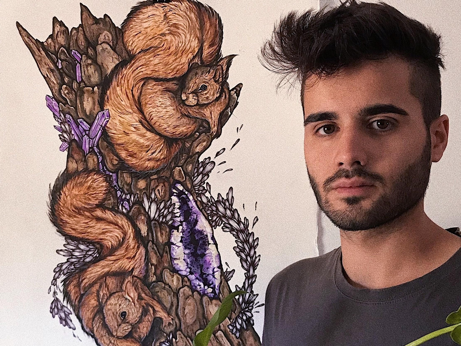 El ilustrador ourensano Christian Vafe, junto a una de sus piezas.