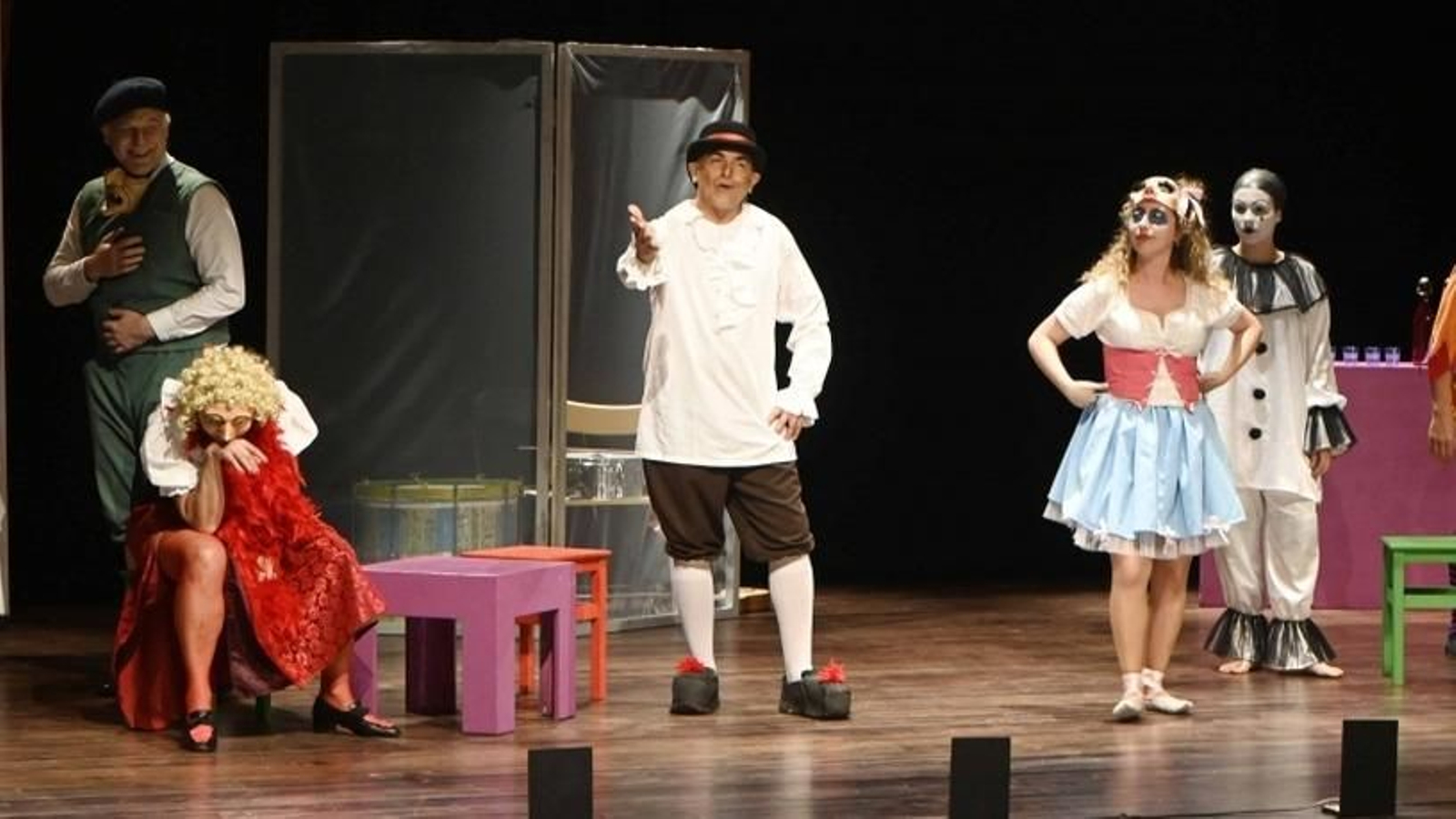 Un momento de la obra que fue representada por la compañía aficionada Desfeita Teatro.