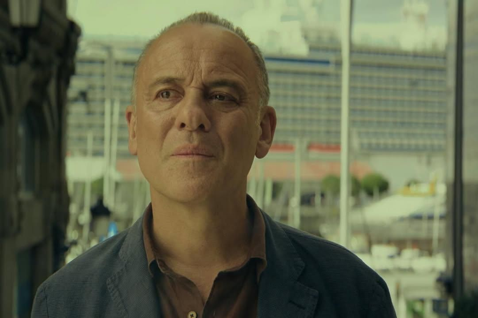 Javier Gutiérrez en la calle Mestre Mateo, con un crucero al fondo.