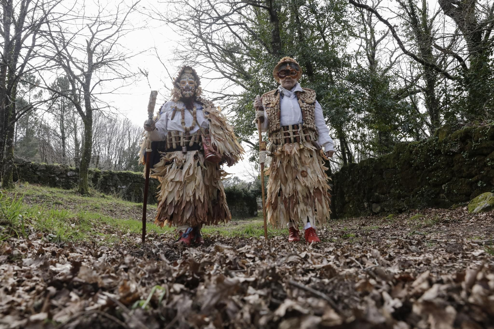 Galería | El follateiro, un traje que encuentra su materia prima en la naturaleza